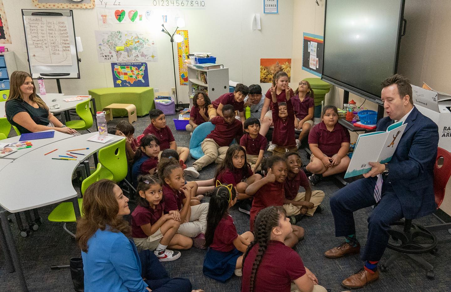 Maricopa County School Superintendent Steve Watson reading Jabari Jumps by Gaia Cornwall to Dani Schulze’s 3rd-grade class at Garfield Elementary School.