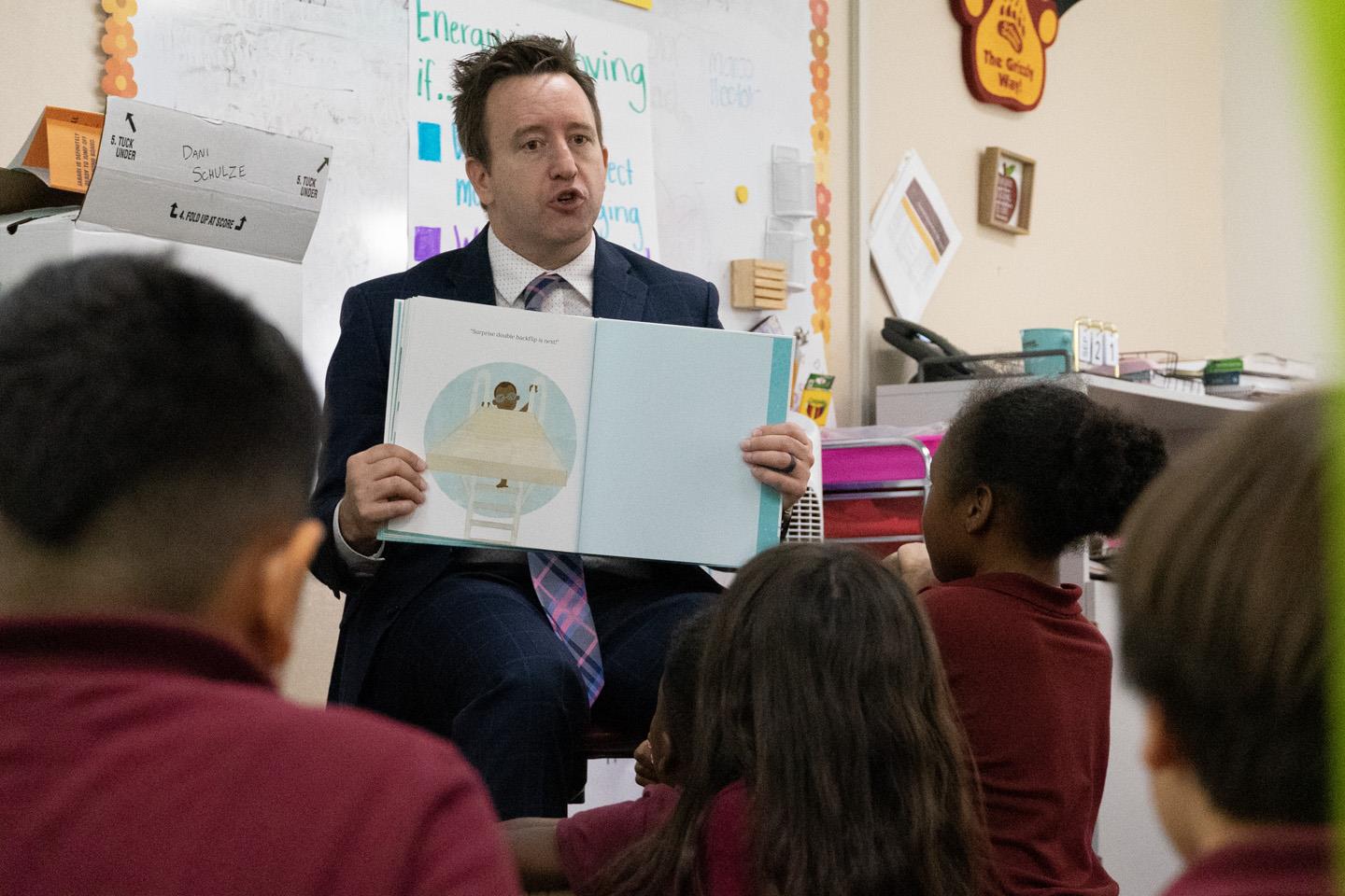 Maricopa County School Superintendent Steve Watson reading Jabari Jumps by Gaia Cornwall to Dani Schulze’s 3rd-grade class at Garfield Elementary School.